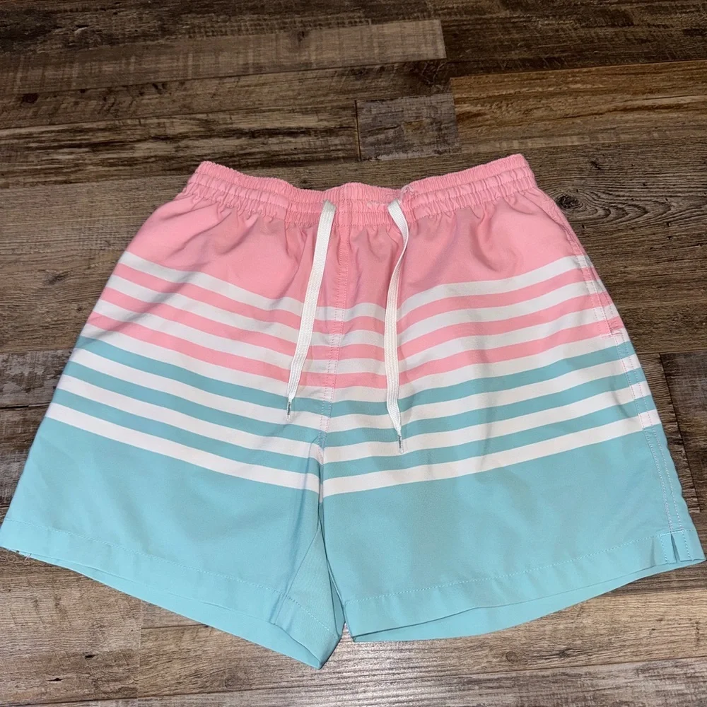 Chubbies Swim Trunks Medium 5.5 Inseam Pink Blue Striped Beach Preppy